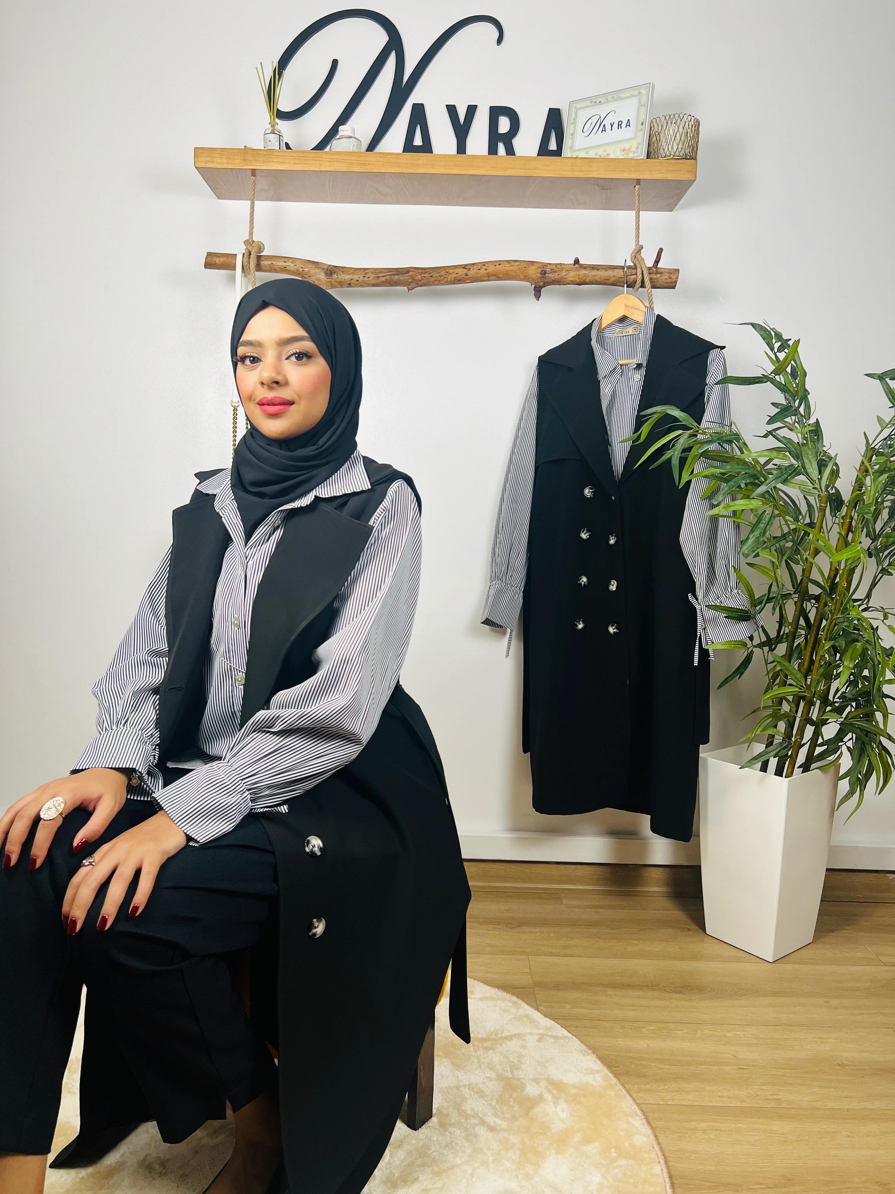 Trench noir et chemise rayée