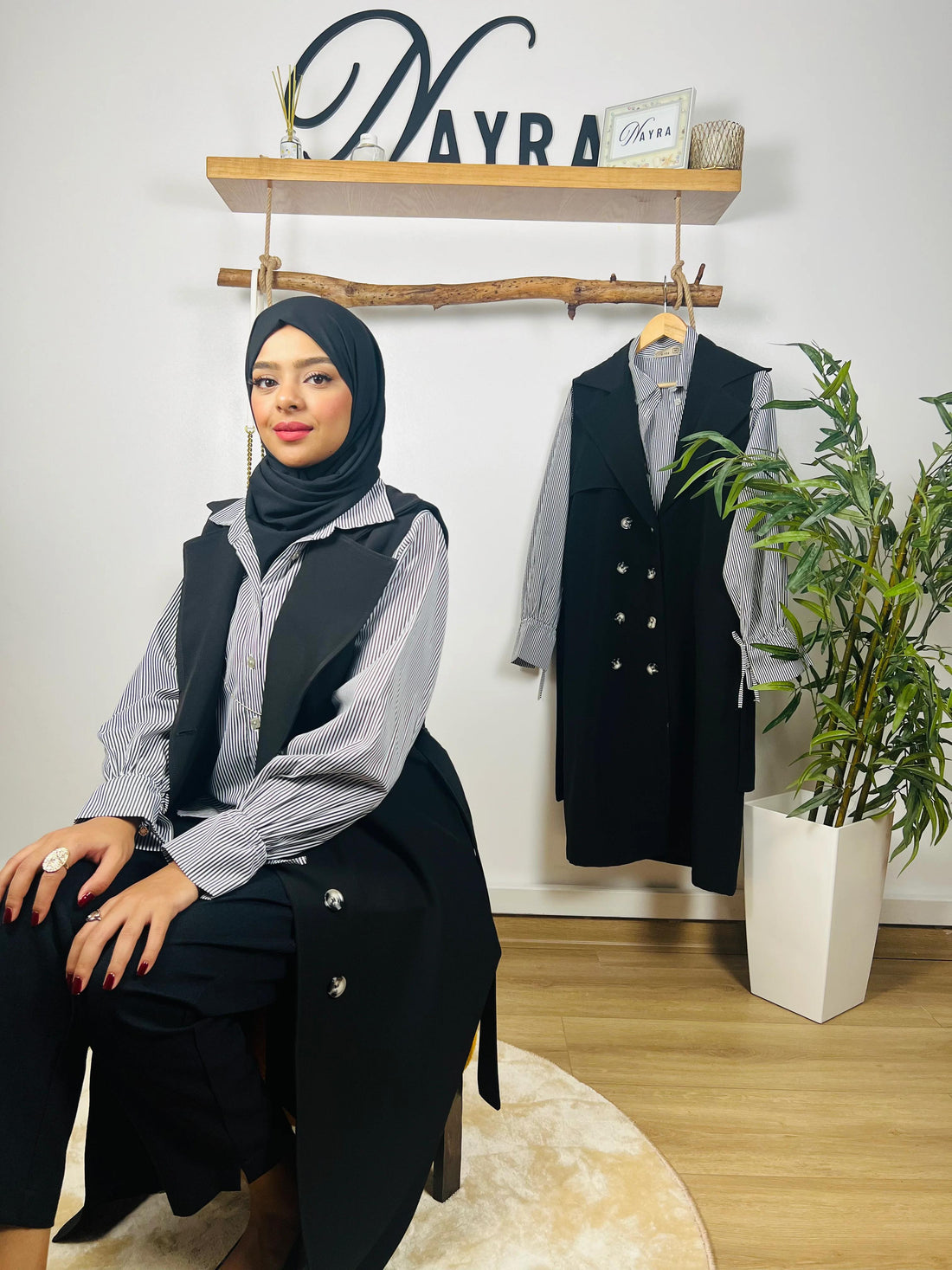 Trench noir et chemise rayée