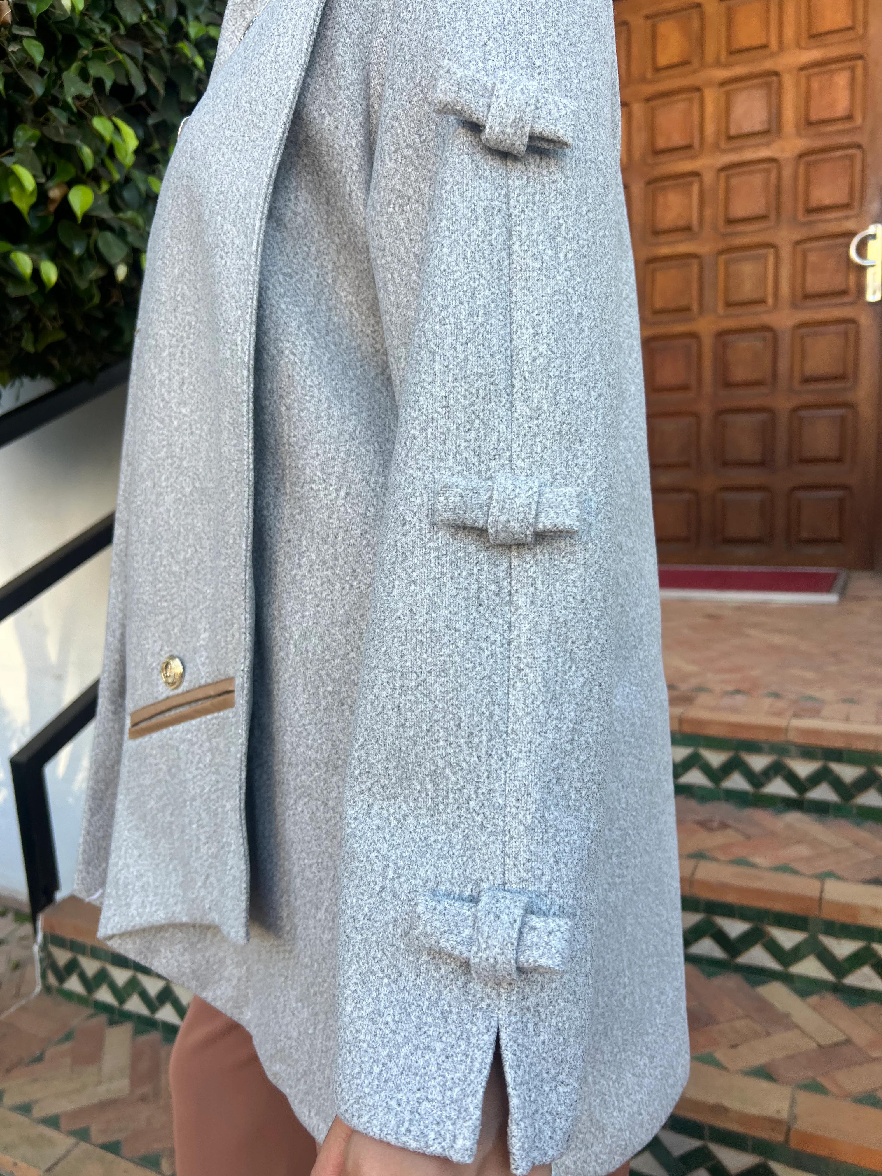 Manteau gris – Élégance intemporelle et caractère subtil