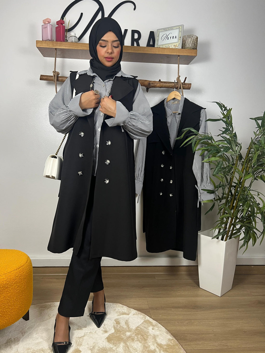 Trench noir et chemise rayée