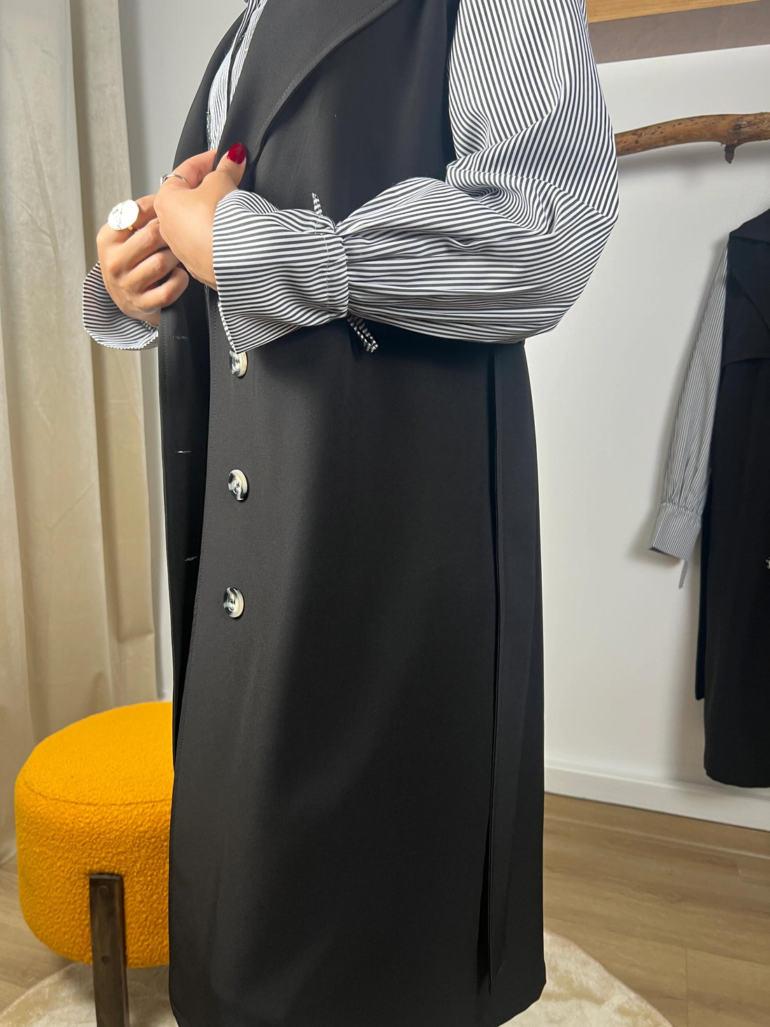 Trench noir et chemise rayée