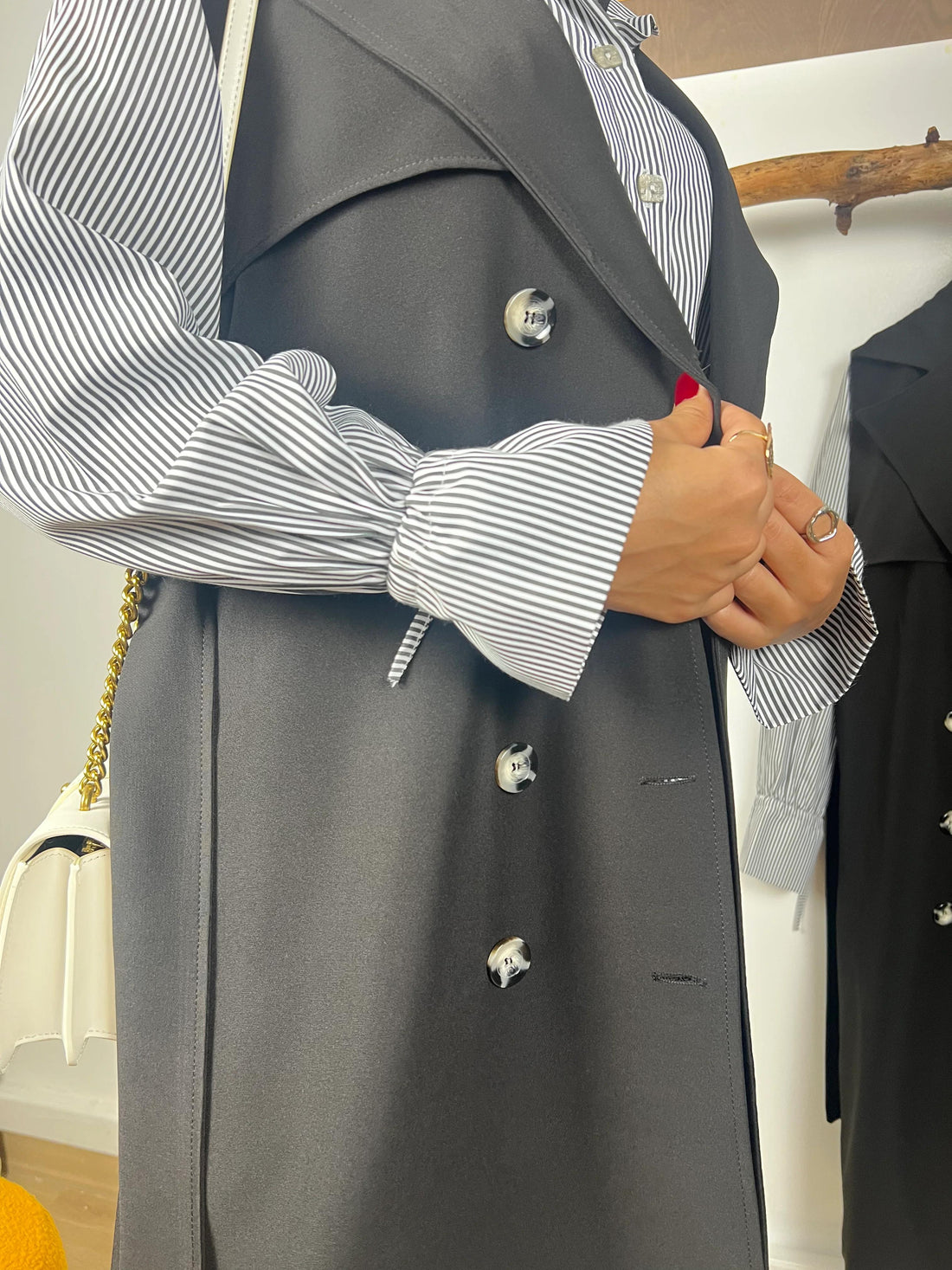 Trench noir et chemise rayée