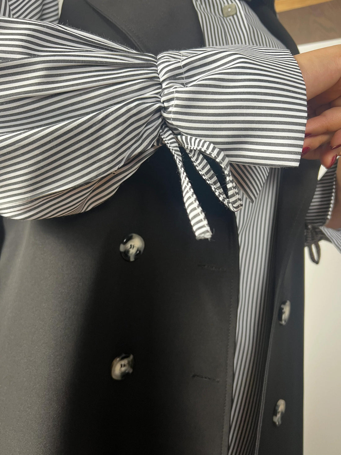 Trench noir et chemise rayée
