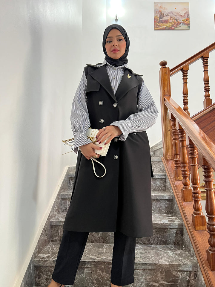 Trench noir et chemise rayée