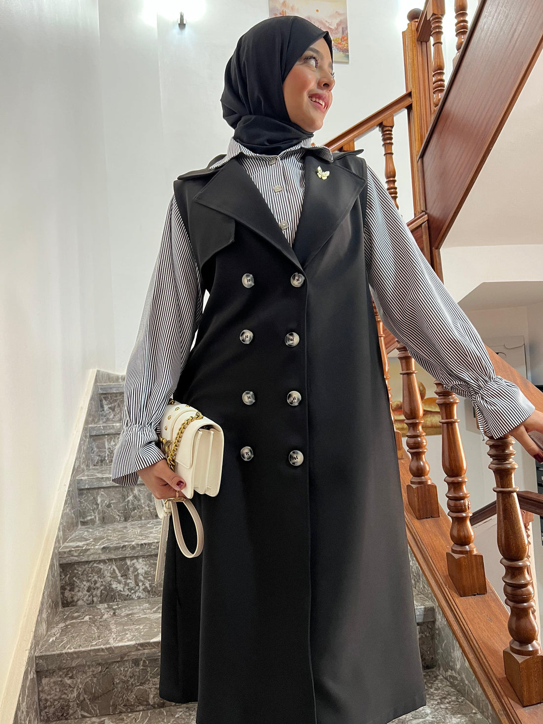 Trench noir et chemise rayée