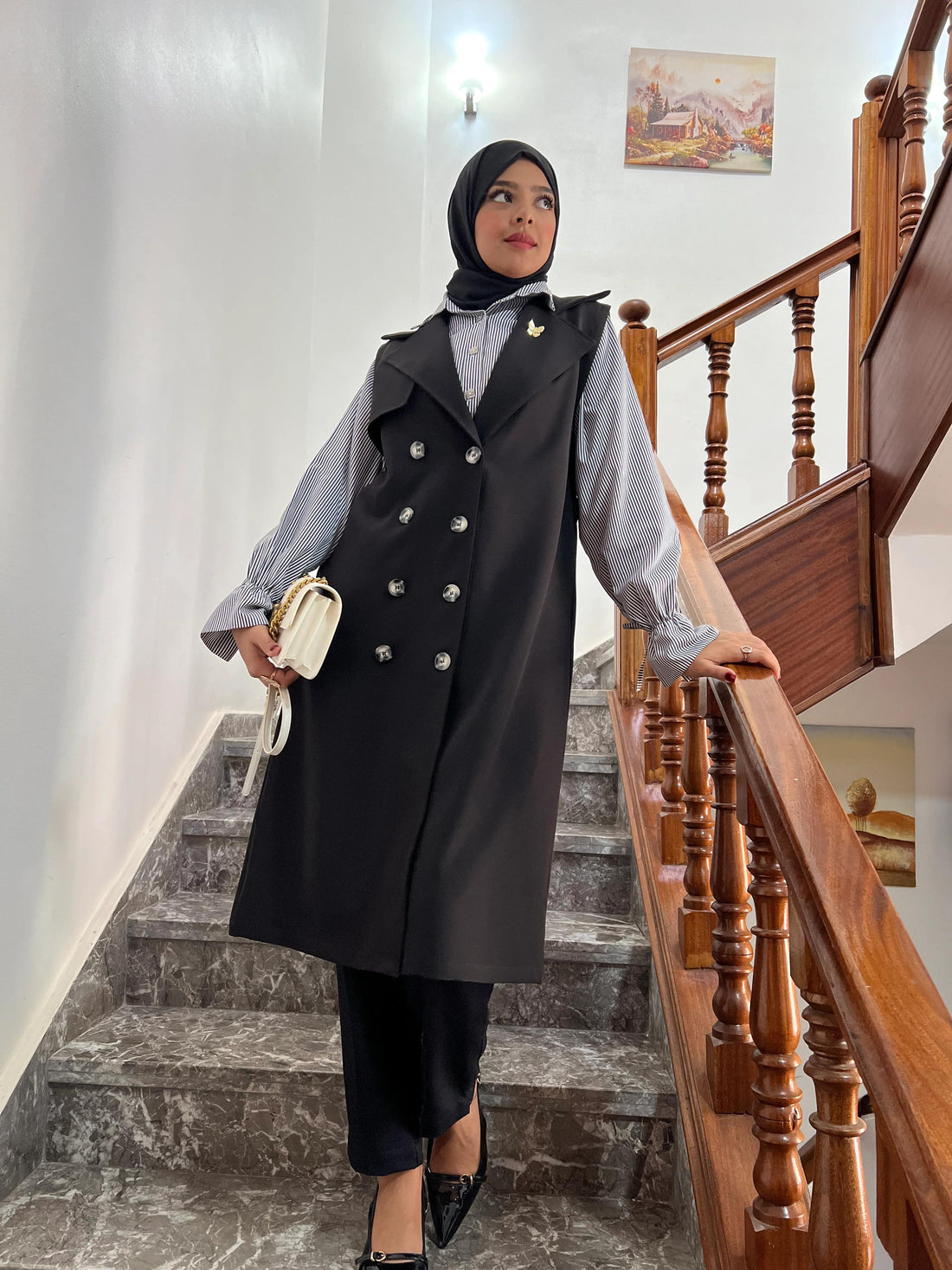 Trench noir et chemise rayée