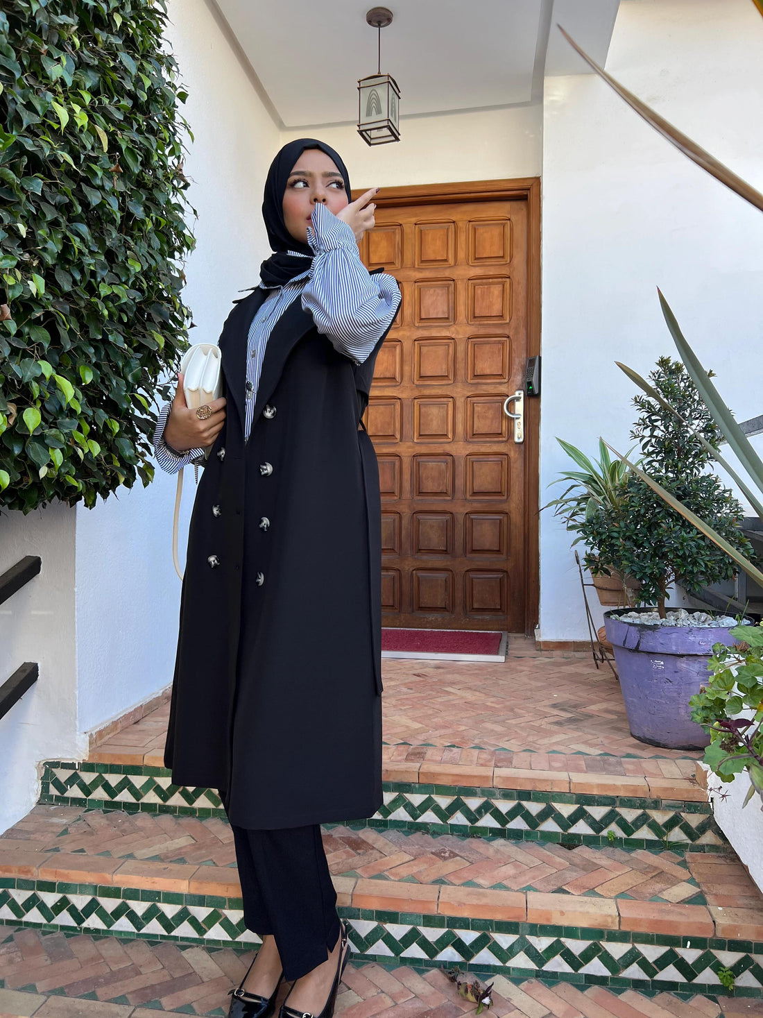 Trench noir et chemise rayée