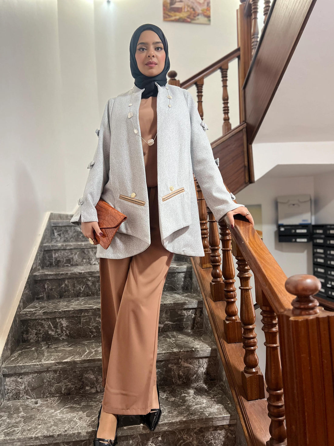 Manteau gris – Élégance intemporelle et caractère subtil