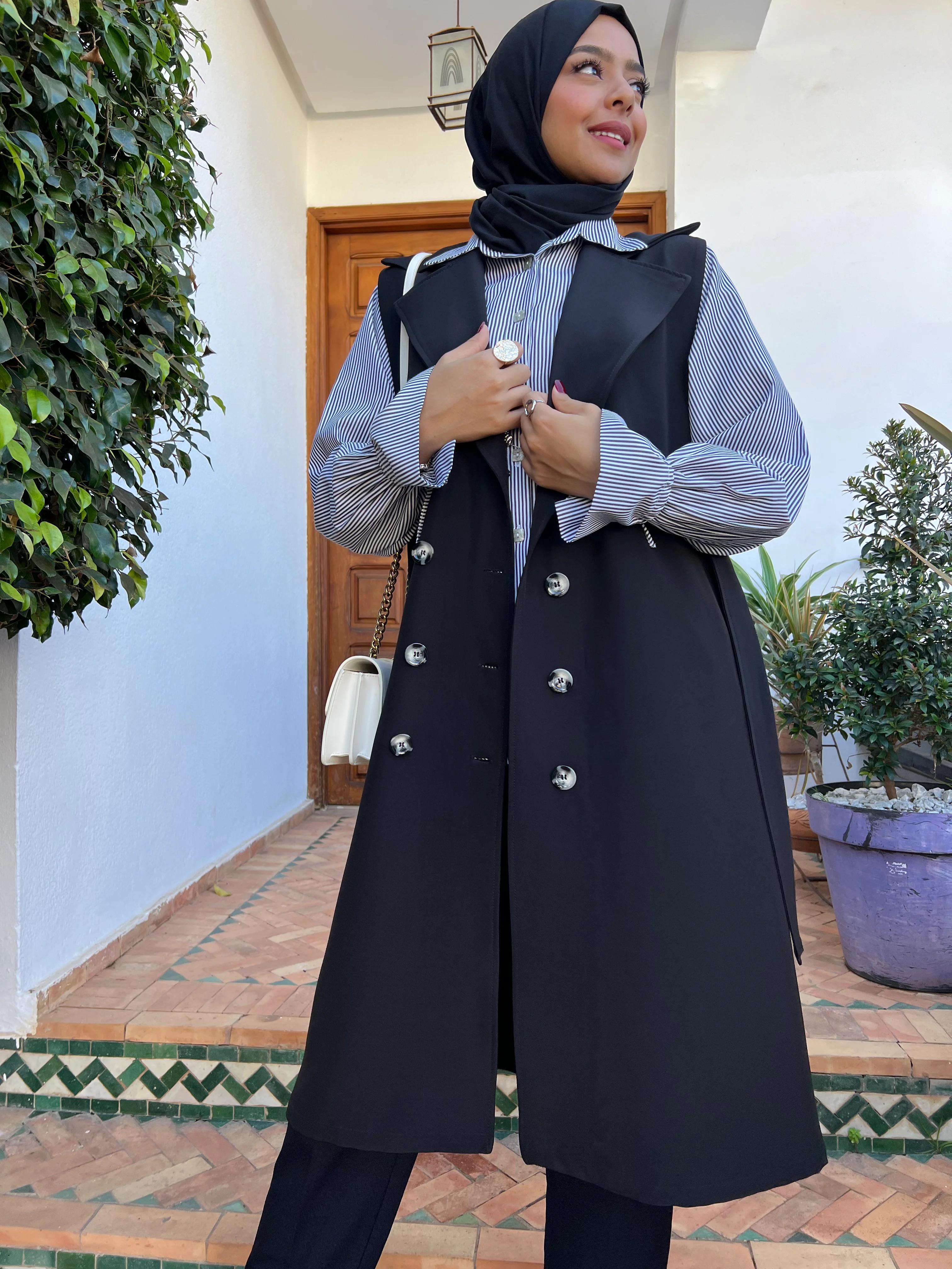 Trench noir et chemise rayée