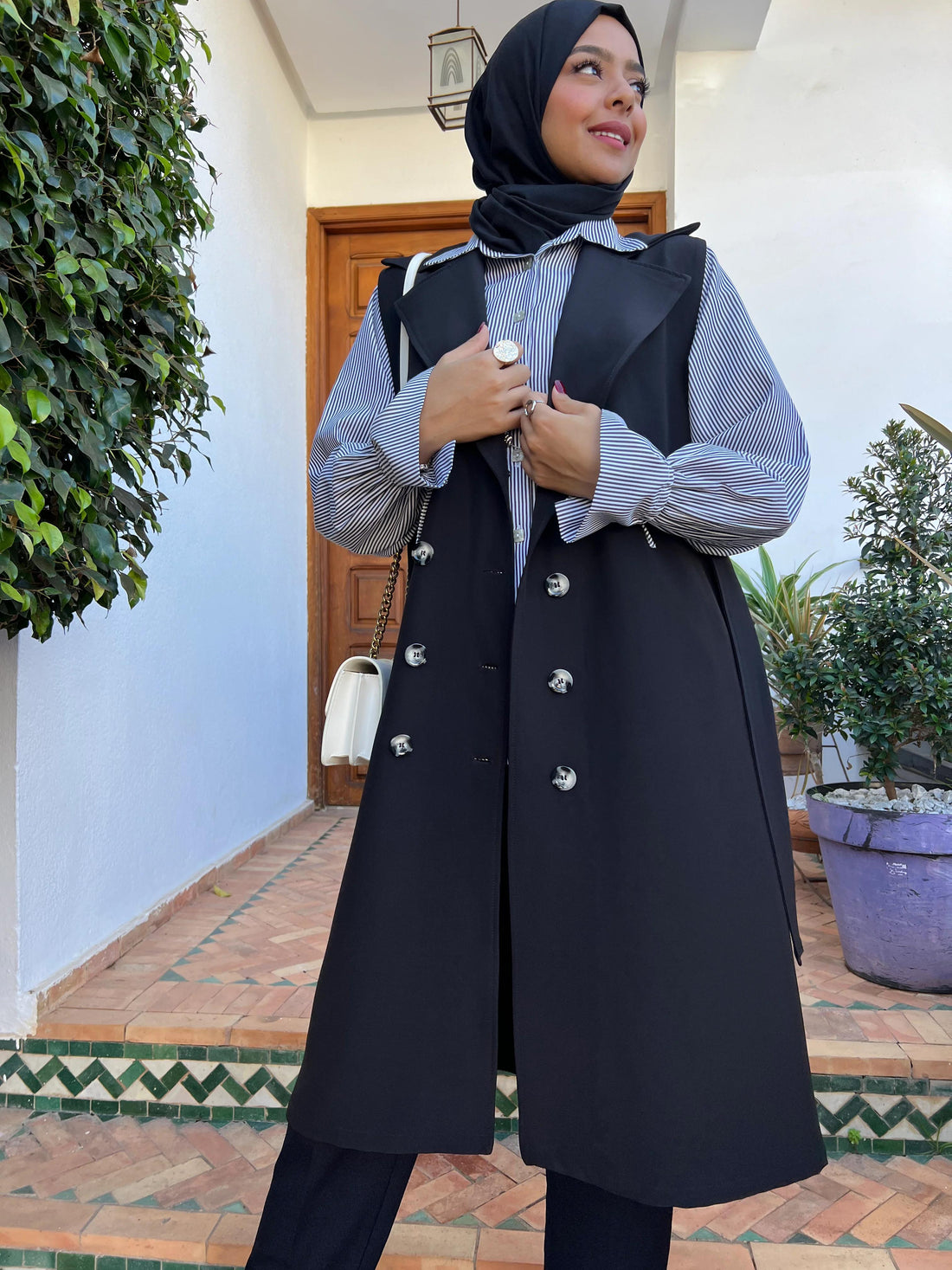 Trench noir et chemise rayée