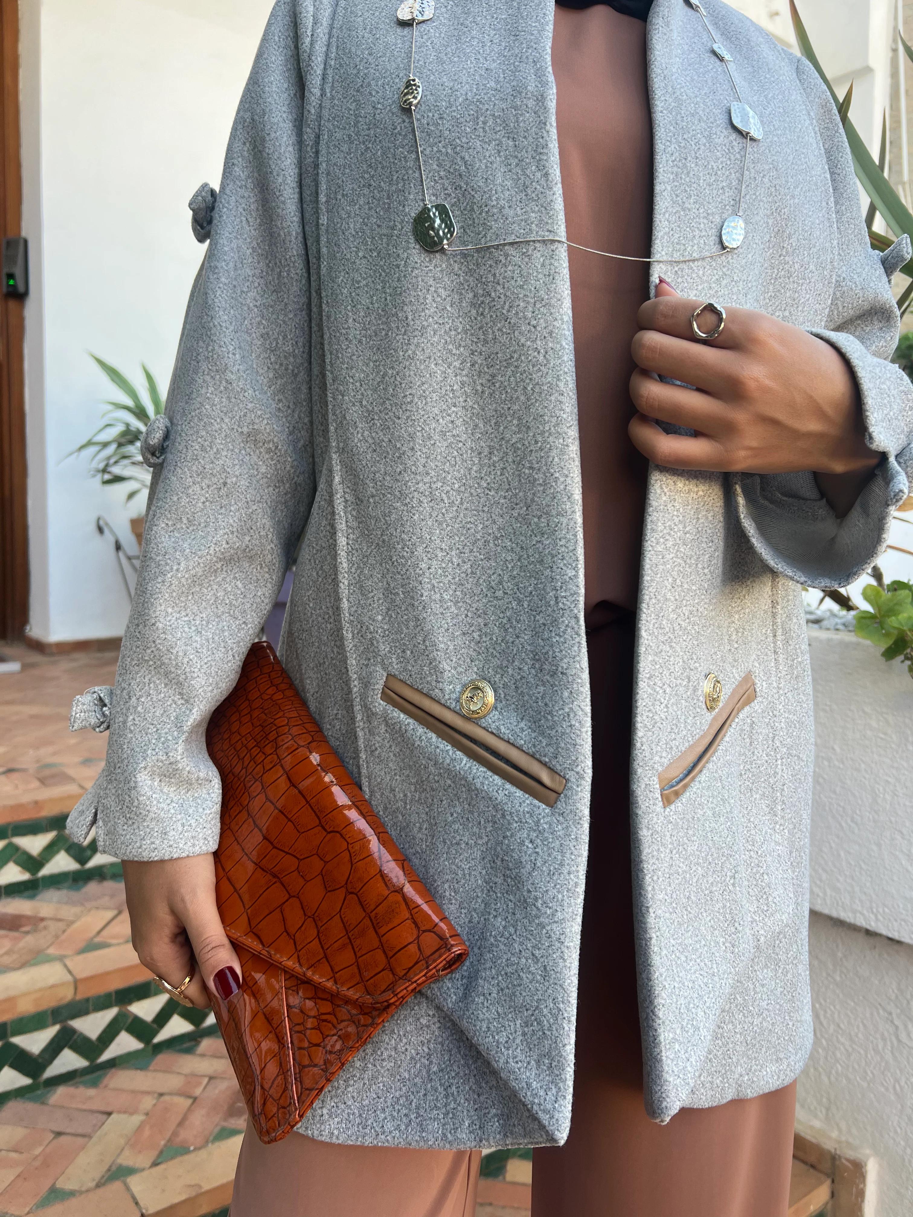 Manteau gris – Élégance intemporelle et caractère subtil