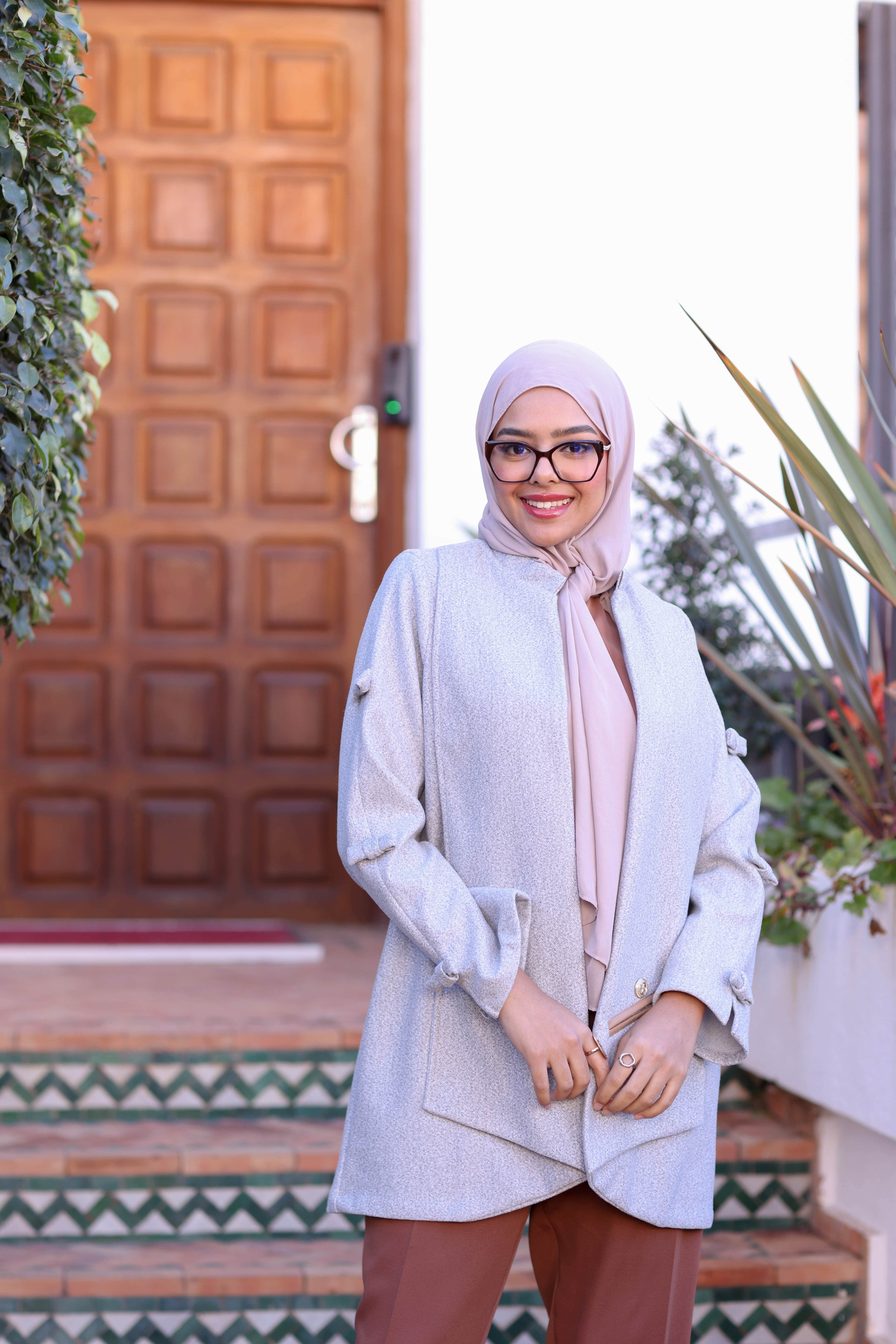 Manteau gris – Élégance intemporelle et caractère subtil