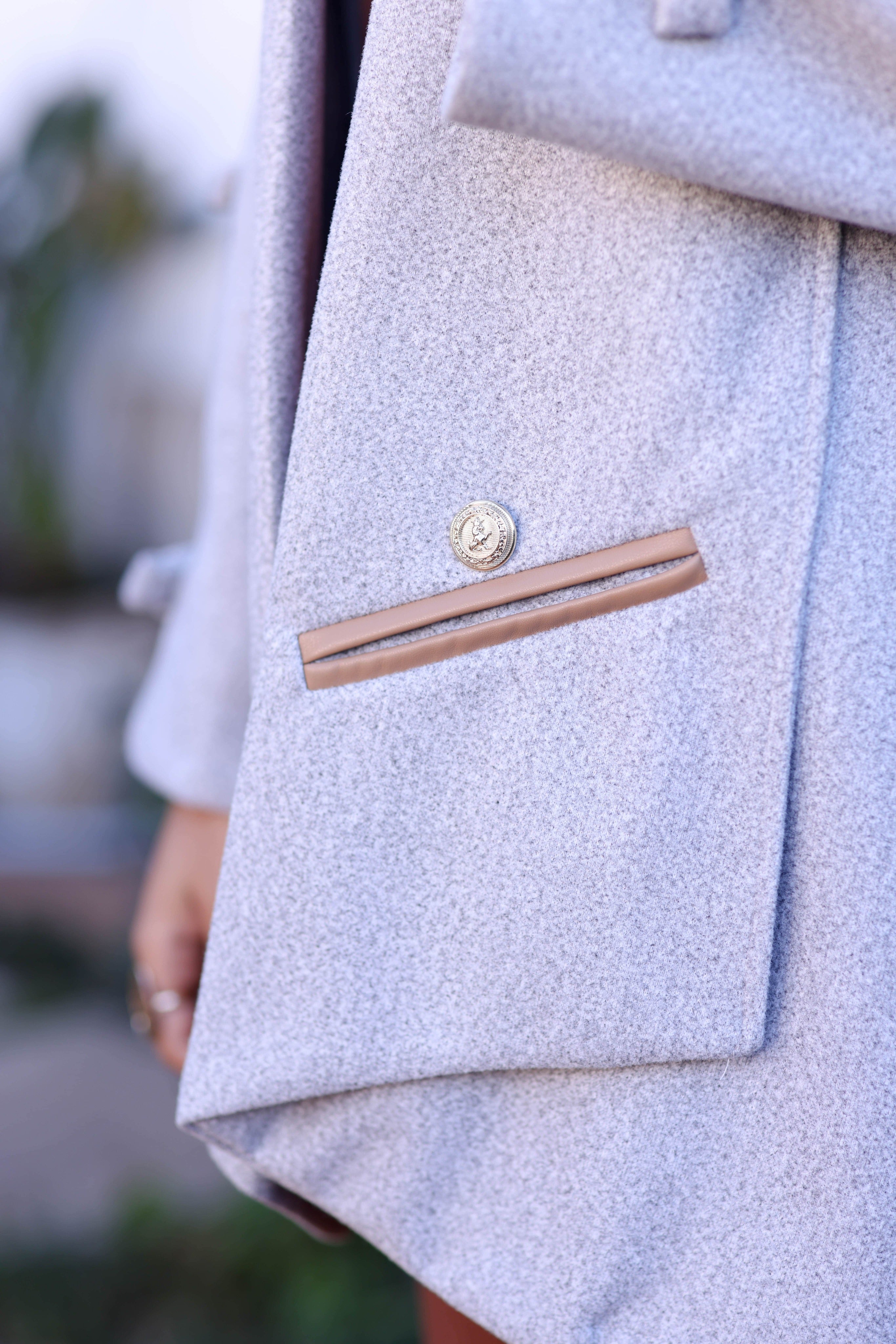 Manteau gris – Élégance intemporelle et caractère subtil